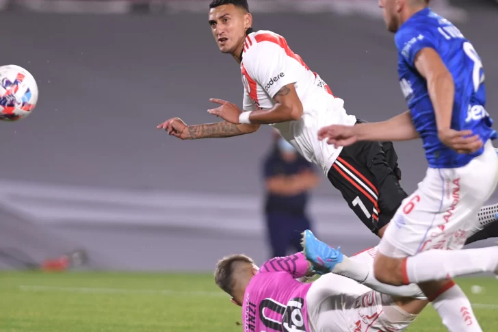 En un partidazo, River sigue prendido