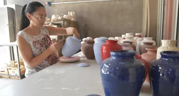 Urnas para cenizas de personas fallecidas, un negocio familiar para salir de la crisis