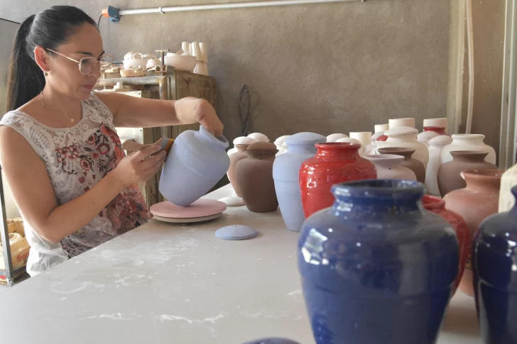 Urnas para cenizas de personas fallecidas, un negocio familiar para salir de la crisis