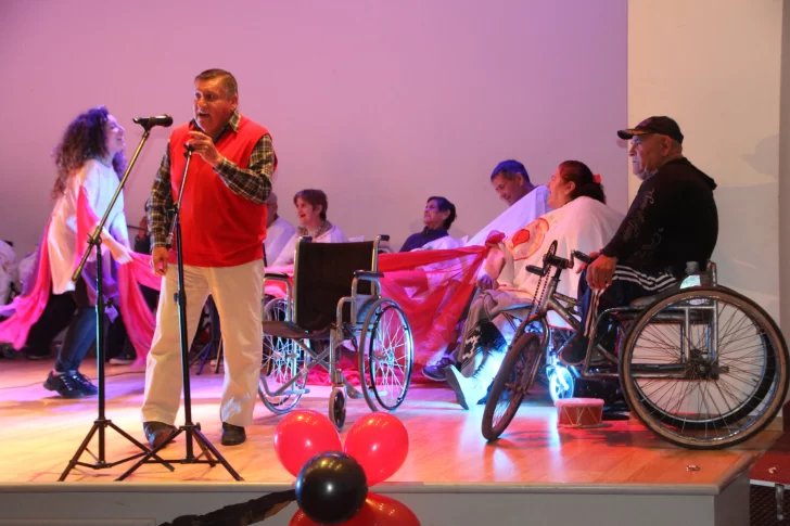 Los abuelos que se sienten artistas y bailan dejando de lado las limitaciones