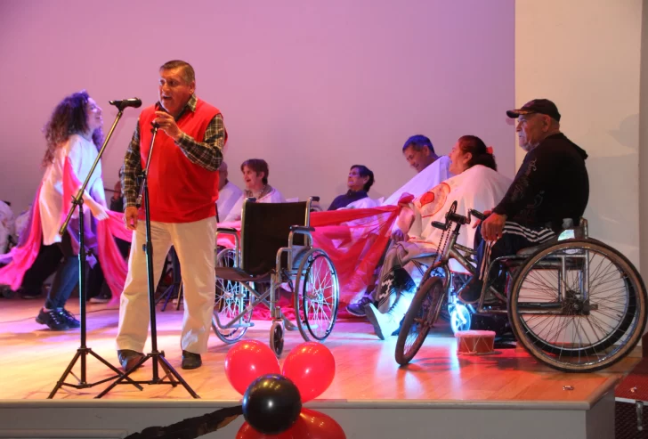 Los abuelos que se sienten artistas y bailan dejando de lado las limitaciones