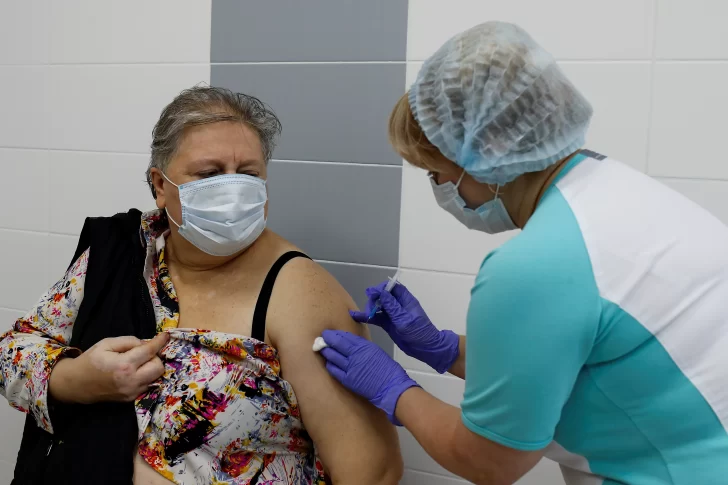 Un viaje a Moscú a contrarreloj y con polémica por la vacuna rusa