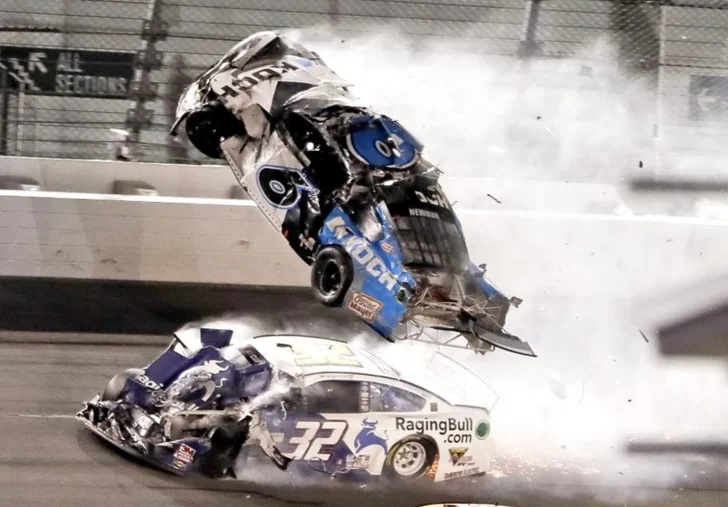 Mejora la salud del piloto que tuvo un terrible choque en Nascar