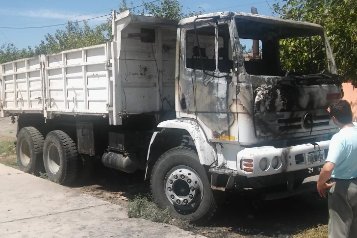 Dejó un camión estacionado en la puerta de su casa y se lo quemaron