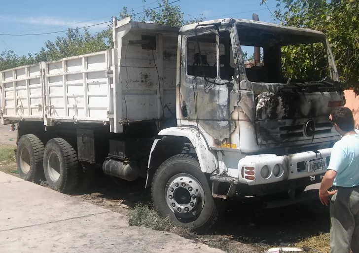 Dejó un camión estacionado en la puerta de su casa y se lo quemaron