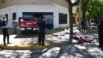 Bronca en la familia de motociclista que está grave por un choque en una esquina céntrica