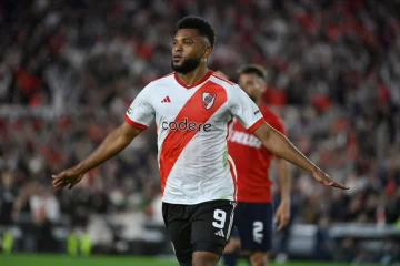 Contundente 3-0 de River sobre Independiente para adueñarse de la punta