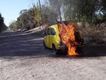 Se incendió un Fiat 600 y los vecinos ayudaron a sofocar el siniestro