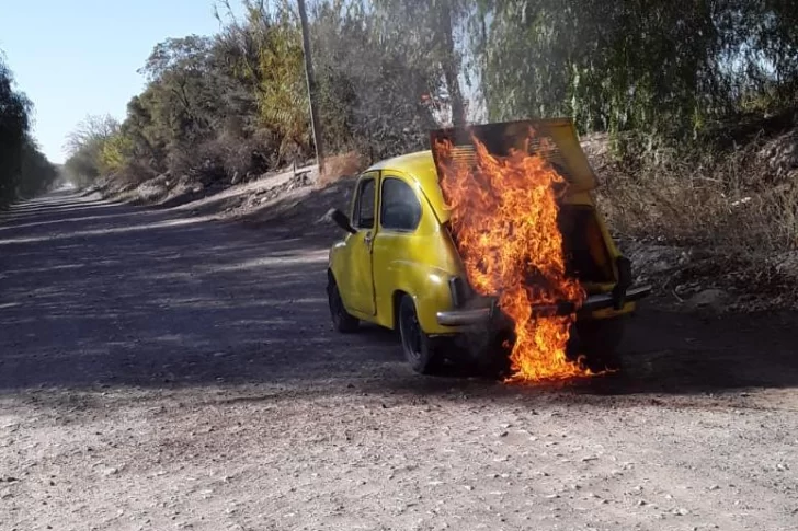 Se incendió un Fiat 600 y los vecinos ayudaron a sofocar el siniestro