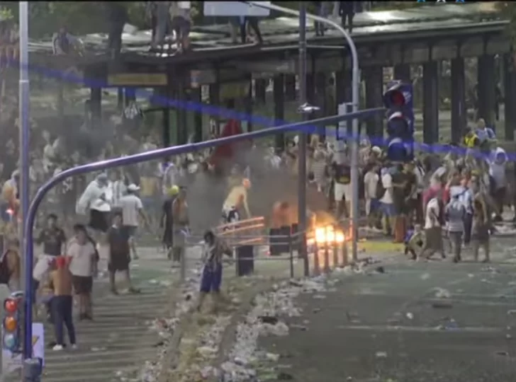 Balas, gases y corridas opacaron el cierre de los festejos históricos de la Selección en el Obelisco