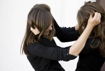 Un conflicto entre alumnas desató una pelea entre sus madres al frente de toda la escuela