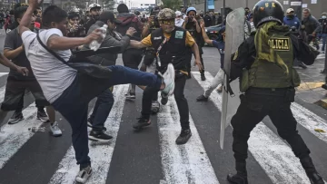 Perú: rutas y aeropuertos bloqueados, protestas y el llamado a una huelga