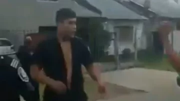 [VIDEO] Policía corajudo se desató la camisa y le propuso un mano a mano a trompadas a un ladrón