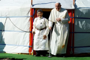 Francisco, cautivado por carpas nómades de Mongolia y por una estatuilla rescatada de la basura