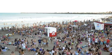 Un joven mostró los genitales, manoseó a una chica y la orinó en un after beach