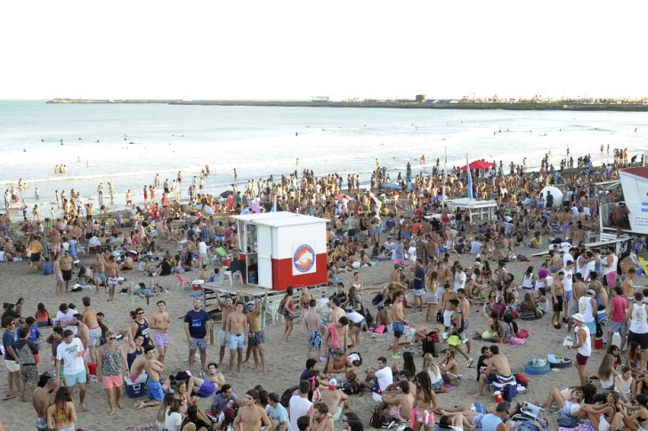 Un joven mostró los genitales, manoseó a una chica y la orinó en un after beach