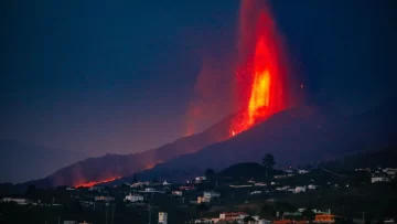 Confinan a 3 mil personas ante posibles gases tóxicos generados por el Volcán de La Palma