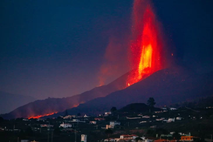 Confinan a 3 mil personas ante posibles gases tóxicos generados por el Volcán de La Palma
