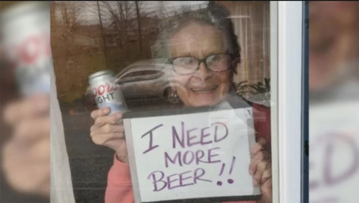 Abuela de 93 años pidió más cerveza y una empresa le llevó 150 latas