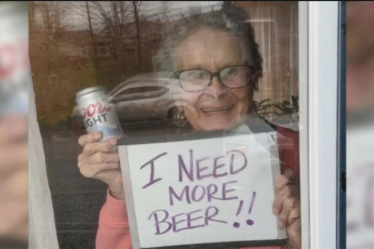 Abuela de 93 años pidió más cerveza y una empresa le llevó 150 latas