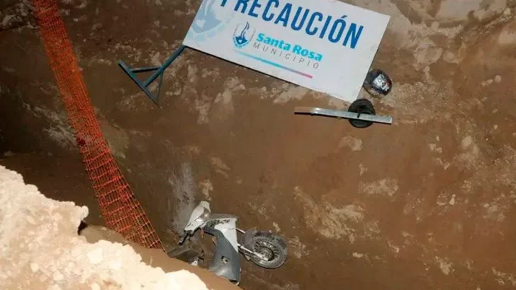 Una mujer murió al caer con su moto en un pozo de 4 metros de la red cloacal