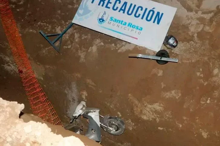 Una mujer murió al caer con su moto en un pozo de 4 metros de la red cloacal