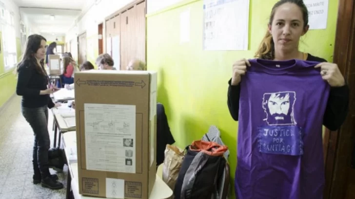 Obligaron a una presidenta de mesa a sacarse la remera de Santiago Maldonado