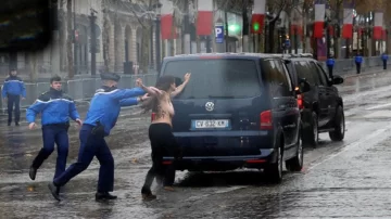 Una activista de Femen protestó en topless durante la caravana de Donald Trump