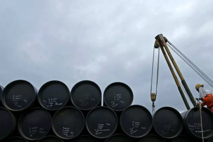 Derrumbe histórico del precio del barril de petróleo: tiene valor negativo