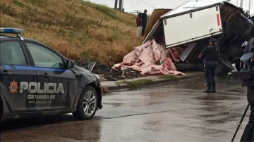 Volcó un camión con 8 mil kilos de carne y la policía frenó a los tiros el robo de la mercadería