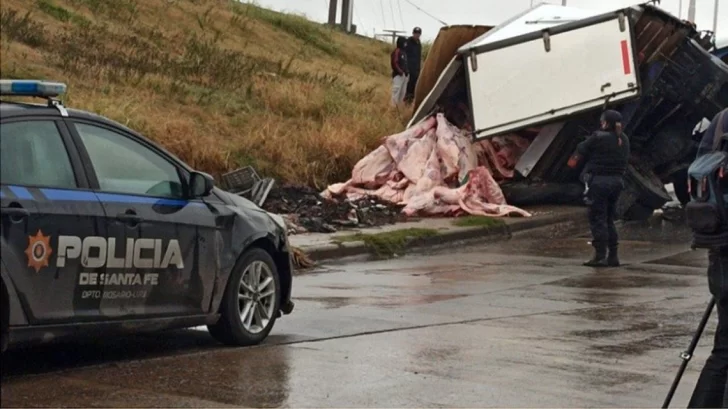 Volcó un camión con 8 mil kilos de carne y la policía frenó a los tiros el robo de la mercadería