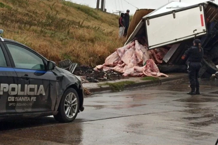 Volcó un camión con 8 mil kilos de carne y la policía frenó a los tiros el robo de la mercadería