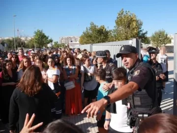 Un alumno de 14 años apuñaló a tres profesores y dos estudiantes