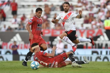 Con uno menos y una obra de arte de Scocco, River ganó y es más puntero que nunca