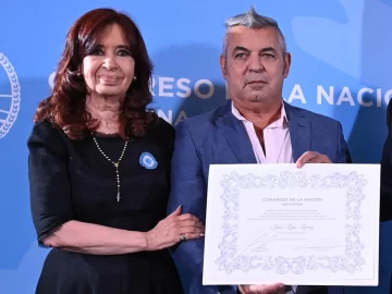 Cristina Kirchner y un sugestivo regalo a Alberto Fernández, que aviva la interna