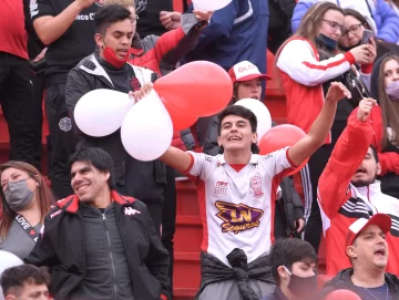 Huracán derrotó a Arsenal en el regreso de los hinchas al Palacio Ducó