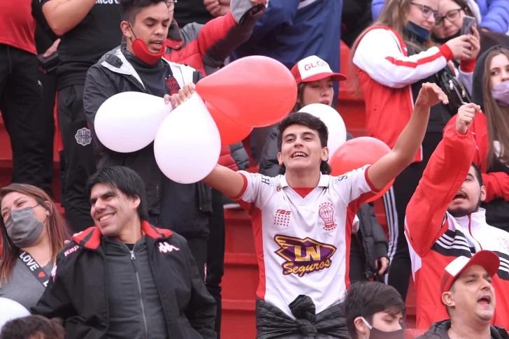 Huracán derrotó a Arsenal en el regreso de los hinchas al Palacio Ducó