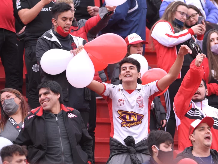 Huracán derrotó a Arsenal en el regreso de los hinchas al Palacio Ducó