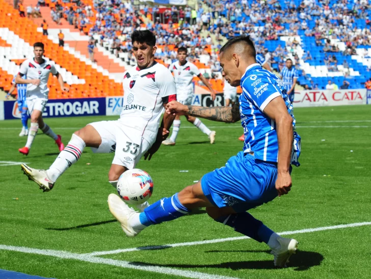 Godoy Cruz rescató un empate 2-2 frente a Newell’s en Mendoza