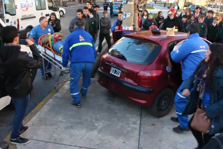 Un auto estrellado, heridos y gritos para explicar qué hacer al toparse con un accidente