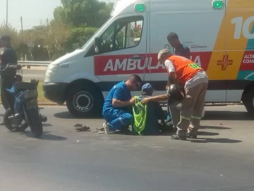 Un accidente entre dos motos dejó a uno de los conductores en el hospital