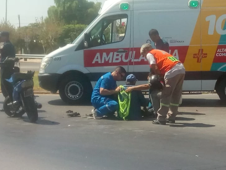 Un accidente entre dos motos dejó a uno de los conductores en el hospital