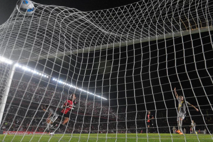 Colón festejó una victoria sobre el final ante Peñarol