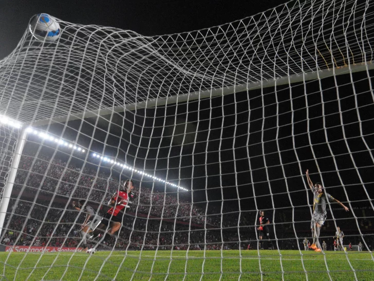 Colón festejó una victoria sobre el final ante Peñarol