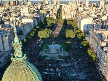 Miles de mujeres y disidencias reclaman ante el Congreso: “La deuda es con nosotras”