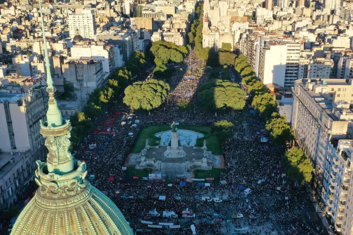 Miles de mujeres y disidencias reclaman ante el Congreso: “La deuda es con nosotras”