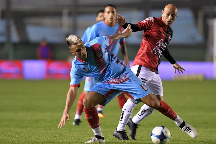 Colón venció a Arsenal a domicilio