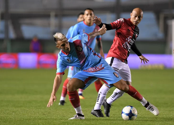 Colón venció a Arsenal a domicilio