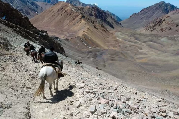 Tras un arduo operativo, lograron bajar los restos del chileno que murió en la Cordillera