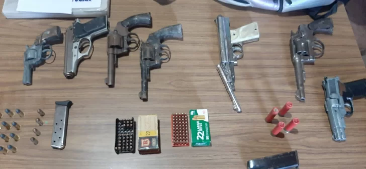 Buscaban objetos robados y se encontraron con un arsenal